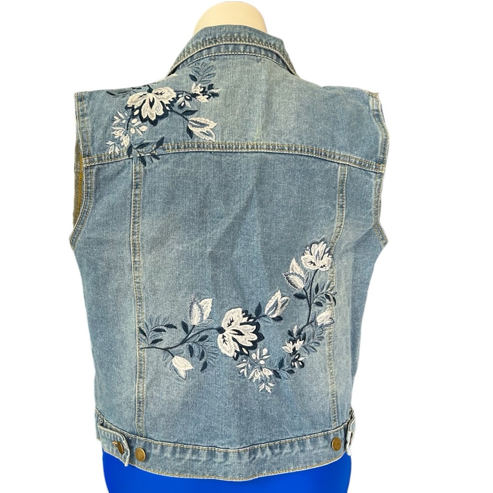 Say What? Denim Floral Embroidered Light Medium Wash Vest EUC sz M